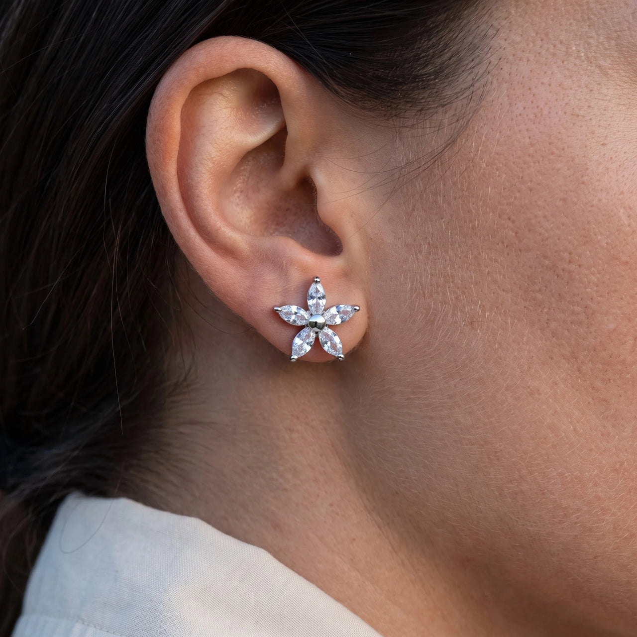 Flower stud earrings — close-up of the details, silver | SKU: 419620-silver