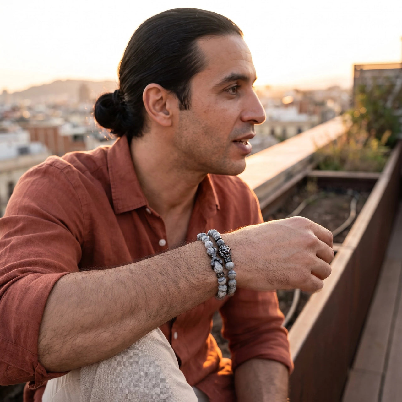Black Lion & Grey Stones Set – worn by a man sitting | Brother & Sisters | SKU: 21039839SET-gun-black-XS-14-15, 21039839SET-gun-black-S-16-17, 21039839SET-gun-black-M-18-19, 21039839SET-gun-black-L-20-21, 21039839SET-gun-black-XL-22-23