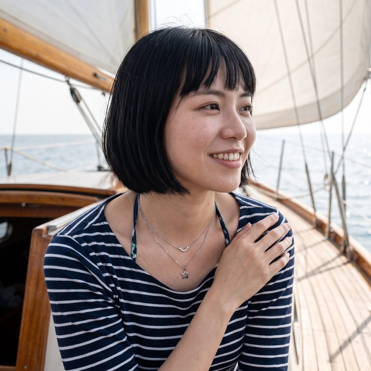 Moon necklace — worn on a relaxed day, silver | SKU: letoile-wg
