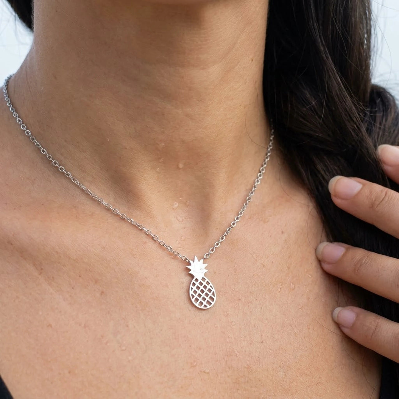 Waterproof necklace — close-up of the details, silver | SKU: 8050907-white-gold